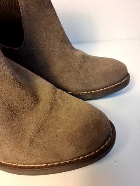 Støvler - brune med halvhøj hæl.